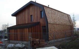 18’’ Blue label Premium handsplit Resawn shakes Jumbo (extra dik)
Nieuwbouwwoning te Almere waar de we deze zeer speciale en robuuste shakes hebben geleverd. Met onze uitgebreide uitleg heeft de aannemer deze shakes zelf aangebracht.