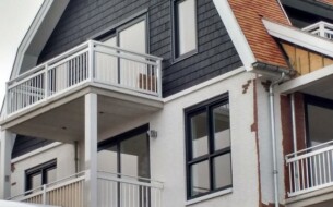 18’’ No2 shingles, double pre-paint black.
Mooi project op apartemeten complex te Cadzand Bad. In totaal zijn 8 van de topgevels bekleed met deze shingles. Deze shingles geven een mooi contrast op dit grote complex. Shingles hebben we inclusief een dag uitleg geleverd waarna de aannemer deze zelf heeft geplaatst.