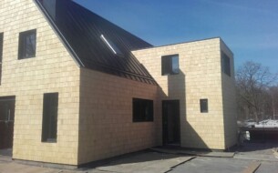 18’’ No1 Blue label Yellow cedar shingles.
Mooi project in Friesland op Camping de Berken. De gevels van de bovenverdieping zijn bekleed met Yellow Cedar shingles. Geleverd inclusief uitgebreide uitleg, netjes aangebracht door aannemersbedrijf.