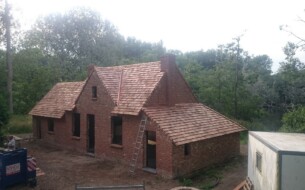 24’’ Blue label Premium grade handsplit Resawn shakes.
Op een prachtige locatie in de buurt van koksijde (België) hebben we dit dak met shakes bekleed. Inclusief speciale afwerking op de kopse kanten.