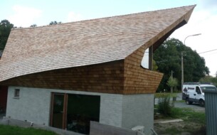 18’’ No1 Blue label perfection shingles.
Zeer uitdagend project in Landskouter (België). Door architect zelf ontworpen werkruimte met zeer vrije vormen. Daken en overhangende gevels en zelfs plafonds voorzien van red cedar shingles.