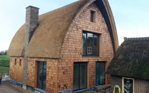 18’’ Blue label Premium grade shakes.
Mooie combinatie van riet en shakes in Wijk en Aalburg. De hoogste kwaliteit shakes zijn netjes door de woning eigenaar zelf aangebracht.