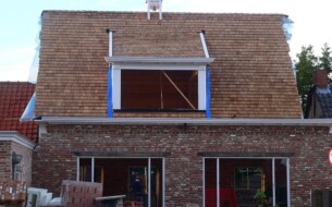 18’’ Bleu label No1 shingles
Deze totaal gerenoveerde woning te Lamswaarde heeft een mooi houten dak gekregen. Let vooral op de mooi gedetaileerde nok die door de eigenaar zelf is bedacht en gemaakt!