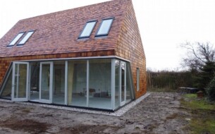 18’’ No1 Blue label shingles.
Modern ontwerp van een recreactie woning op Texel. Vanwege de complexiteit en speciale wensen hebben we de shingles op dit project zelf aangebracht.