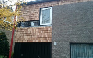 18’’ Blue label No1 wall shingles
De gevels van deze woning te Wassenaar waren voorzien van zeer speciale gevel shingles. Na 40 jaar waren deze versleten en hebbeb we deze vervangen voor exact dezelfde shingles. Deze speciale gevelshingles zijn na het drogen nog een keer nagezaagd zodat ze strakke en haaks hoeken hebben.
Gevelshingles kunnen in eel varianten worden geleverd zoals met speciale vormen of behandelingen.
In deze situatie zijn het ‘grooved’ shingles waardoor de oppervlakte een wat grovere uitstraling krijgt.