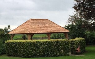 Shingles inclusief uitgebreide uitleg geleverd aan houtbouwer. Dak is netjes aangebracht en komt goed tot zijn recht in de omgeving.