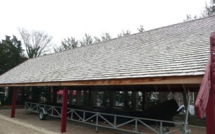24’’ No1 grade shakes
Een replican van een Maori boothuis bij het museum volksunde te Leiden. Met onze uitleg heeft de aannemer de shakes zelf aangebracht.