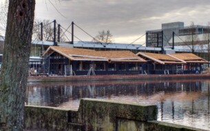 18’’ No2 tapersawn shakes.
Pailjoen Zuid op de RAI in Amsterdam. Een groot project waar we deze gezaagde shakes, wat eigenlijk dikke shingles zijn, hebben aangebracht op 5 daken van deze horeca locatie. Mooi ontwerp waar de natuurlijke uitstraling van deze shakes prachtig tot hun recht komen.