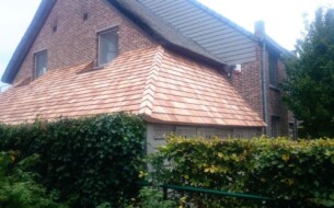 18’’ No2 Tapersawn shakes.
Op tuinberging, Braschaat (België) deze shakes aangebracht. De tapersawn shakes zitten qua uitstraling tussen de strakke shingle en de grove handsplit shakes in. Vooral geschikt op daken van 30m2 of groter.