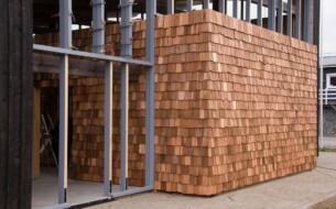 18’’ No1 grade shakes.
Op de entree van een houtbedrijf te Lelystad zijn deze shakes verspringend aangebracht wat een zeer speels effect geeft.