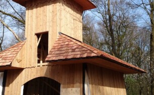 24’’ No2 shingles
Het Karpatendorp in Dierenpark Rhenen. Hier hebben we een serie speciale daken mogen maken bij de entree van de berenkuil. Omdat de shinges verspringend gelegd moeten worden voor een wat speels effect hebben we geozen voor de grotere 24’’ zodat we niet over de maximale blootstelling zouden gaan.