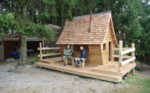 18’’ No2 shingles.
Klusbedrijf in Braschaat (België) maakt regelmatig zeer creatieve speelhuizen en tuinhuizen.