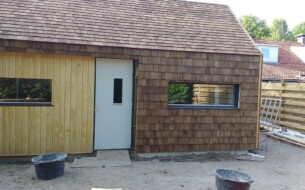 18’’ Blue label No1 shingles (geïmpregneerd)
Projectje in Burgum, Friesland. Deze singles zijn vooraf geïmprgneerd met een verduurzamings middel waardoor ze een iets donkere uitstraling hebben. Deze verduurzaming zorgt voor een extra levensduur van + 25%